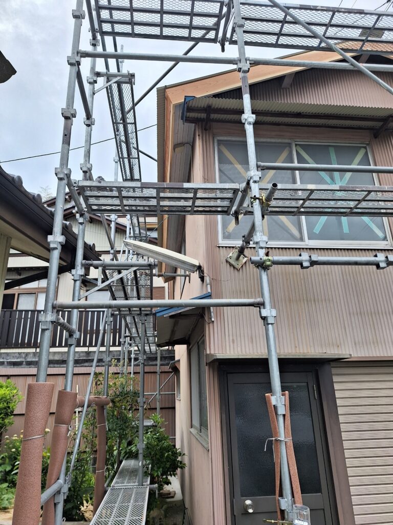 雨漏り修理　牧之原市にて、「樋の雨漏り、駐車場土間コンクリートに水が入る」との相談を受ける