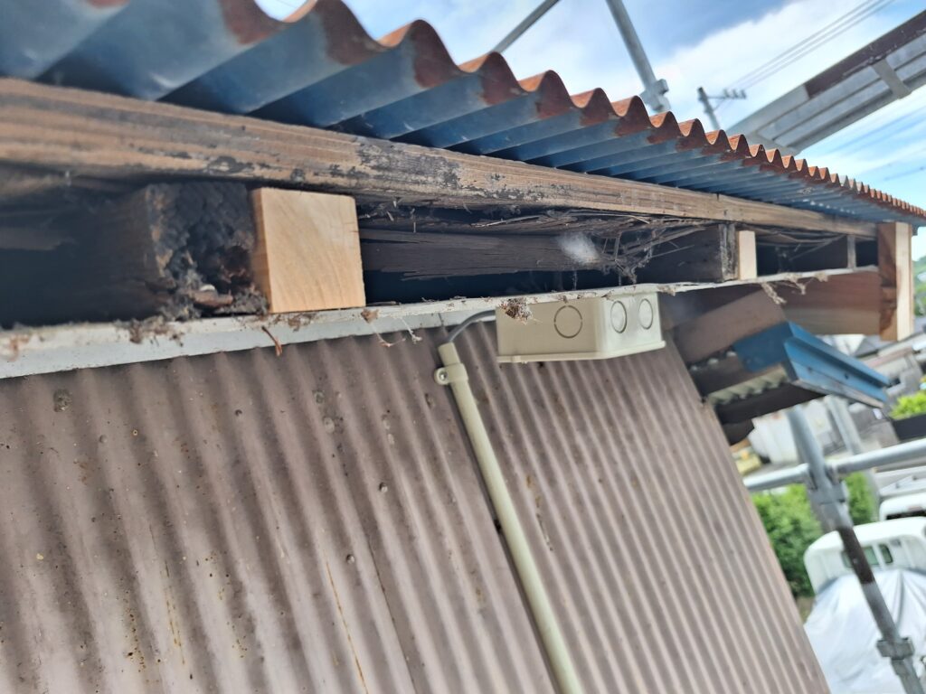雨漏り修理　牧之原市にて、「樋の雨漏り、駐車場土間コンクリートに水が入る」との相談を受ける