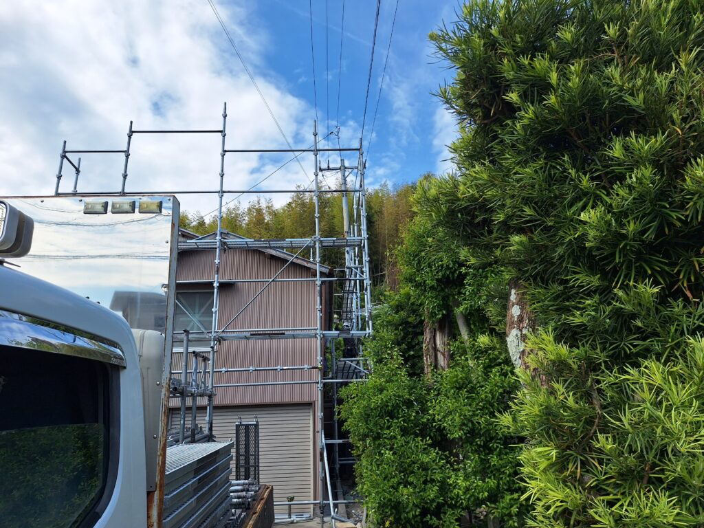 雨漏り修理　牧之原市にて、「樋の雨漏り、駐車場土間コンクリートに水が入る」との相談を受ける