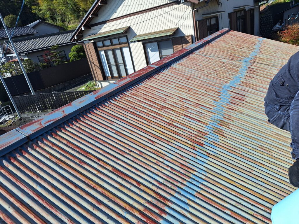 雨漏り修理　牧之原市にて、「樋の雨漏り、駐車場土間コンクリートに水が入る」との相談を受ける