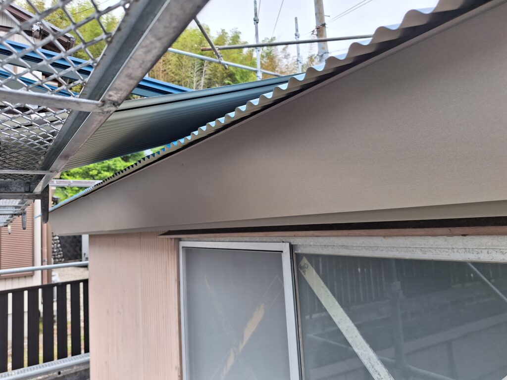 雨漏り修理　牧之原市にて、「樋の雨漏り、駐車場土間コンクリートに水が入る」との相談を受ける