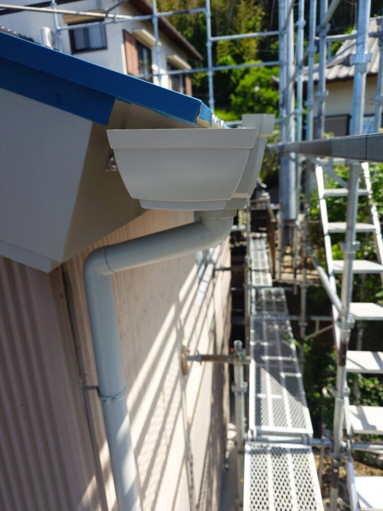 雨漏り修理　牧之原市にて、「樋の雨漏り、駐車場土間コンクリートに水が入る」との相談を受ける