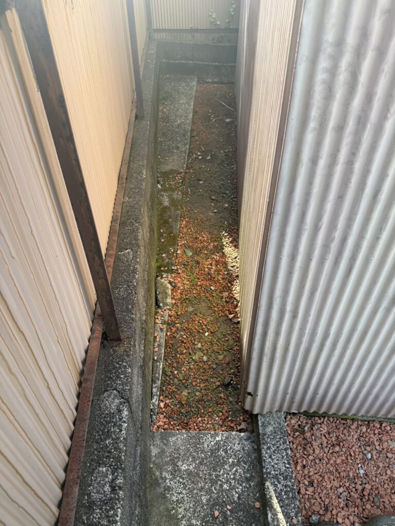 雨漏り修理　牧之原市にて、「樋の雨漏り、駐車場土間コンクリートに水が入る」との相談を受ける