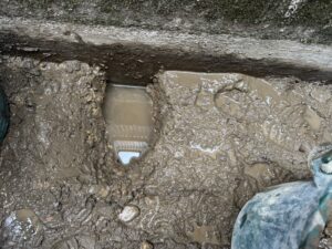 雨漏り修理 牧之原市にて、「樋の雨漏り、駐車場土間コンクリートに水が入る」との相談を受ける