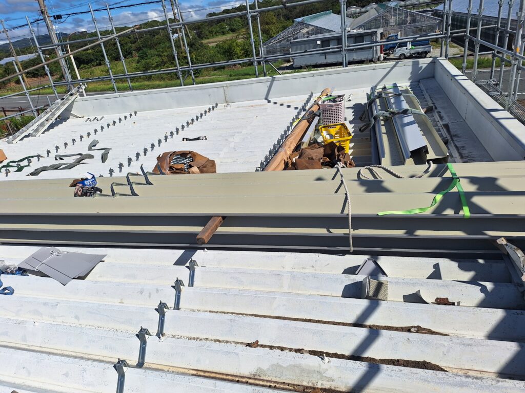 掛川市にて、事務所折板屋根カバールーフ